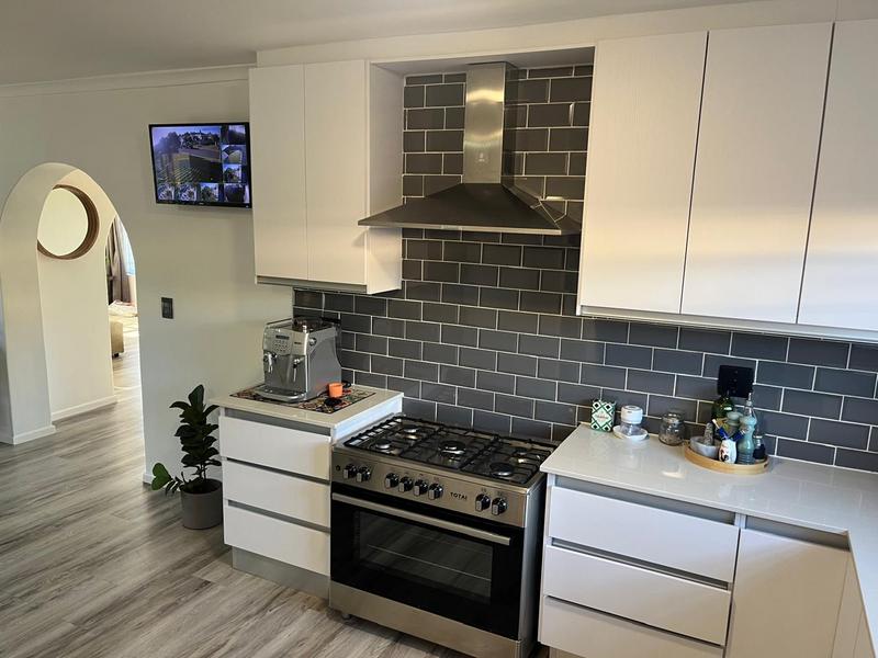 To Let 3 Bedroom Property for Rent in Uitzicht Western Cape